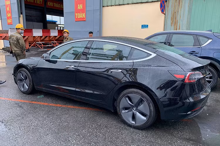 Mới đây, những hình ảnh chụp một chiếc xe ôtô điện Tesla Model 3 nằm trong container ở cảng được cho là ở Việt Nam đang lan truyền rộng rãi trên ạng xã hội. Đi kèm với đó còn là một số thông tin khẳng định mẫu xe điện cỡ nhỏ này đang có mặt ở cảng TP HCM và do một công ty nhập khẩu xe tư nhân mang về nước.