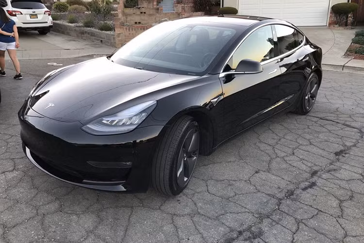 Giá xe Tesla Model 3 chỉ từ 35.000 - 44.000 USD (tương đương 820 triệu - 1,1 tỷ đồng) tại thị trường Mỹ nhưng lại sở hữu nhiều trang bị tiêu chuẩn rất tân tiến. Hiện tại, chưa rõ chiếc Tesla Model 3 đầu tiên cập bến Việt Nam thuộc phiên bản nào, tiêu chuẩn hay Long Range. Báo điện tử Kiến Thức sẽ tiếp tục thông tin cho bạn đọc về mẫu xe này.
