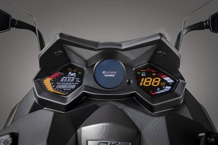 Tất nhiên, các đường nét cắt xẻ cũng được giữ nguyên trên thân vỏ của xe cùng với đó là các trang bị hàng hiệu như phuộc ngược, phanh đĩa với cùm phanh Brembo, gắp nhôm, ABS, màn hình TFT màu tuyệt đẹp có khả năng kết nối với điện thoại thông minh.