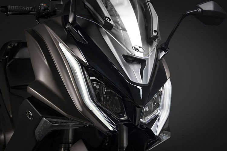 Theo đó, AK550 2022 sẽ vẫn được hãng xe Đài Loan giữ nguyên thiết kế bên ngoài so với thế hệ trước đó với dàn thân vỏ góc cạnh và hoành tráng, mang hình ảnh đầy chắc chắn và cơ bắp của một chiếc maxi-scooter cỡ lớn.