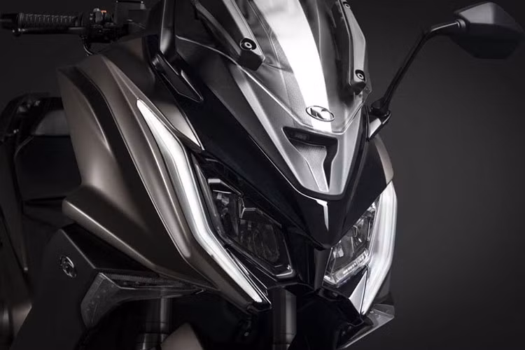 Theo đó, AK550 2022 sẽ vẫn được hãng xe Đài Loan giữ nguyên thiết kế bên ngoài so với thế hệ trước đó với dàn thân vỏ góc cạnh và hoành tráng, mang hình ảnh đầy chắc chắn và cơ bắp của một chiếc maxi-scooter cỡ lớn.