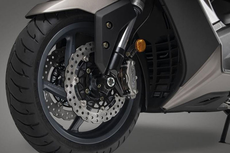 Về sức mạnh, Kymco AK550 ETS 2022 sở hữu khối động cơ 550 phân khối làm mát nước, DOHC 2 xy-lanh được kết hợp với ga điện tử hiện đại.