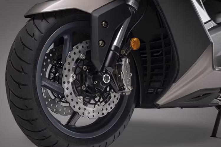 Về sức mạnh, Kymco AK550 ETS 2022 sở hữu khối động cơ 550 phân khối làm mát nước, DOHC 2 xy-lanh được kết hợp với ga điện tử hiện đại.