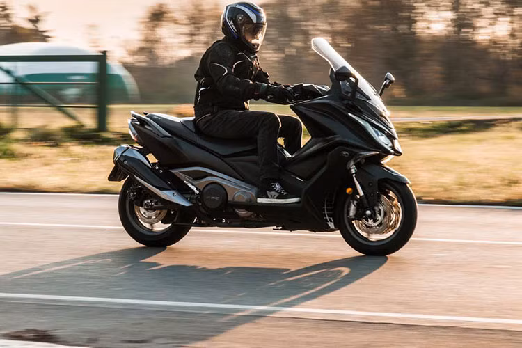 Khối động cơ đạt tiêu chuẩn Euro 5 này cho sức mạnh 51 mã lực tại 7.500 vòng tua/phút cùng mô-men xoắn cực đại đạt 51,9Nm tại 5.750 vòng tua/phút. Theo công bố, mức tiêu thụ nhiên liệu của xe đạt 23km/1 lít xăng cùng tốc độ tối đa khoảng 160km/h.