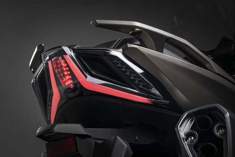 Chiếc xe hoành tráng này sử dụng cặp vành đúc hợp kim kích thước 15 inch và lốp lớn, tổng trọng lượng xe đạt con số 230kg. Cá hệ thống đèn pha và cảnh báo đều là full-led.