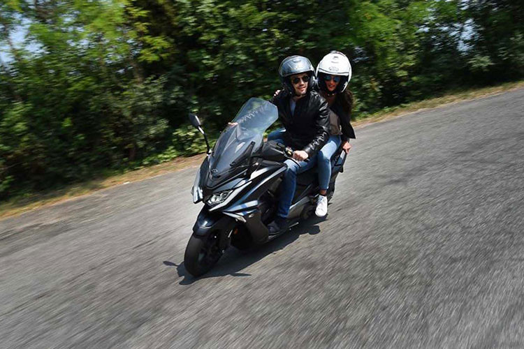 Hiện tại, giá xe Kymco AK550 ETS 2022 đang được niêm yết giá ở mức 9.740 Euro tại thị trường châu Âu, tương đương với khoảng 266 triệu đồng cùng 3 màu sơn xám, đen và màu vàng cát.