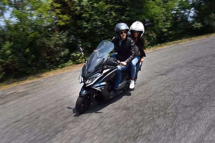 Hiện tại, giá xe Kymco AK550 ETS 2022 đang được niêm yết giá ở mức 9.740 Euro tại thị trường châu Âu, tương đương với khoảng 266 triệu đồng cùng 3 màu sơn xám, đen và màu vàng cát.