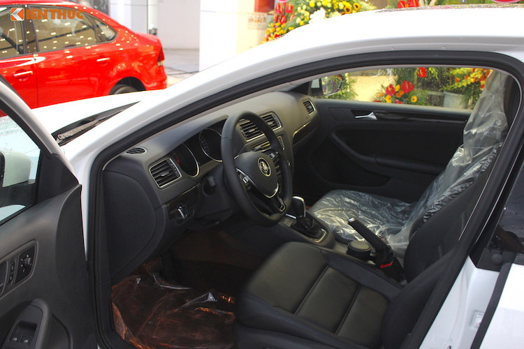 Volkswagen Jetta tại Việt Nam sở hữu ghế ngồi đều điều chỉnh tay. Trên các phiên bản cao cấp ở nước ngoài, hàng ghế trước của Jetta đều có thể điều chỉnh bằng điện, trong đó riêng ghế lái điều chỉnh điện 12 hướng. Chiếc xe có các ghế bọc da đem lại cảm giác sang trọng và khá dễ chịu.