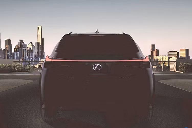 Tuy nhiên, có thể thấy rõ phần đuôi xe đã được làm mới hoàn toàn với dải đèn led xuất hiện đầy cá tính phía sau. Bên cạnh đó, bộ mâm của xe cũng lộ diện hoàn toàn với thiết kế hợp kim 5 chấu kép đầy mạnh mẽ.