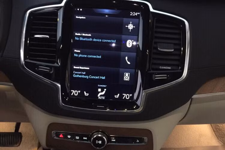 Chiếm trọn hết bảng điều khiển trung tâm là hệ thống thông tin giải trí Sensus hiện đại, với màn hình cảm ứng lên tới 12 inch và tích hợp đầy đủ các công nghệ hiện đại nhất: kết nối internet, Apple CarPlay, Android Auto, Bluetooth, hệ thống định vị... Là một mẫu SUV khá lớn nên XC90 có tới 3 hàng ghế và ngồi được 7 người.