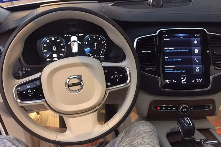 Ngồi từ phía người lái, XC90 sẽ đem lại góc nhìn rất thoáng nhờ có bảng táp-lô rộng rãi và cột A mỏng, dốc về phía sau. Giống các đối thủ cao cấp khác, bảng đồng hồ của Volvo XC90 T6 Inscription cũng hoàn toàn là một màn hình kỹ thuật số lớn, phía sau là vô-lăng được tích hợp các nút điều khiển hệ thống âm thanh và một số tính năng của xe đầy thuận tiện.