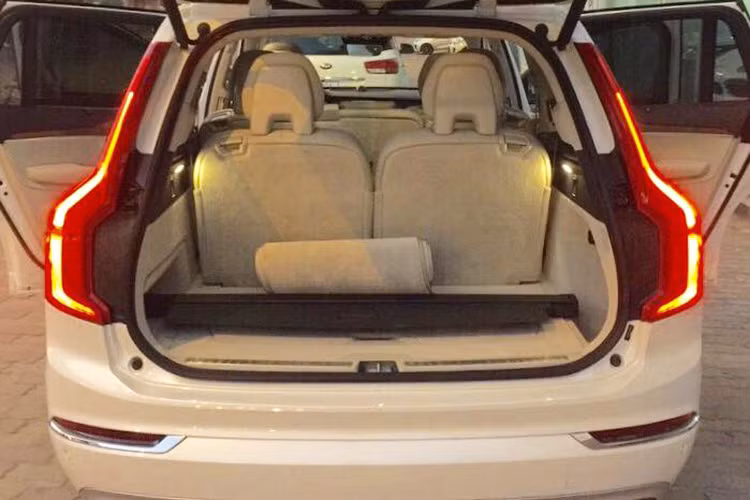 Ngay cả khi hàng ghế thứ 3 được mở ra, chiếc xe vẫn có khoang hành lý với thể tích 447 lít. Gập hàng ghế thứ 3 lại, thể tích khoang hành lý của xe tiếp tục tăng lên thành 1183 lít và có thể mở rộng tối đa thành 2426 lít nếu gập hết cả 2 hàng ghế sau. Các hàng ghế có thể được gập lại hoàn toàn tự động bằng điện.