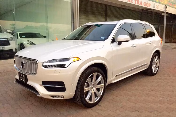 Volvo đã chính thức bước chân vào Việt Nam, tuy nhiên chiếc Volvo XC90 T6 Inscription này lại được nhập khẩu về Việt Nam qua một showroom tư nhân ở Hà Nội. Từng là dòng xe bán chạy nhất và mang về thành công cho Volvo khi còn dưới thời Ford, thế hệ XC90 phiên bản 2016 sở hữu thiết kế năng động và mạnh mẽ hơn nhiều so với trước đây.