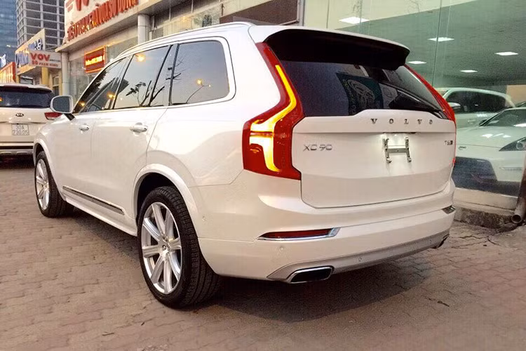 Một số tính năng an toàn đáng chú ý trên chiếc Volvo XC90 như: màn hình HUD, hệ thống cảnh báo va chạm trước, hệ thống hỗ trợ giữ làn, hệ thống cảnh báo lệch làn, hỗ trợ leo/xuống dốc, đỗ xe tự động, cảnh báo điểm mù, tự động đọc biển báo...