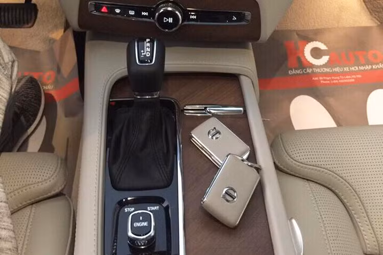 Volvo XC90 được trang bị hệ thống động cơ I4 2.0L supercharge và turbocharge, sản sinh công suất 320 mã lực tại 5.700 vòng/phút, mô-men xoắn cực đại 400 Nm tại 2.200 đến 5.400 vòng/phút, đi kèm hộp số tự động 8 cấp Gertronic và hệ dẫn động bốn bánh toàn thời gian AWD.