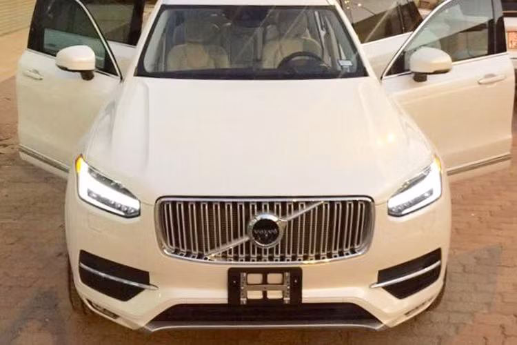 Tại thị trường Việt Nam, Volvo S90 được phân phối chính hãng với hai phiên bản: XC90 Momentum có giá 3,399 tỷ và XC90 Inscription có giá 3,99 tỷ đồng. Tuy nhiên, tại một số showroom xe ôtô nhập khẩu tư nhân, phiên bản cao cấp Inscription sẽ có mức giá "hời" hơn, chỉ khoảng từ 3,7 tỷ đồng tuỳ từng đại lý.