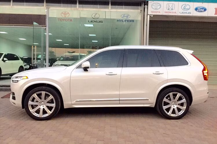 Mẫu SUV XC90 thế hệ mới dài hơn, rộng hơn và thấp hơn so với phiên bản cũ. Trái với kiểu dáng có phần hơi "cục mịch" trước đây, phiên bản mới này sở hữu thiết kế "mượt mà", tao nhã hơn. Các nẹp hai bên hông mạ chrome và bộ mâm đúc 8 cánh khiến phiên bản Inscription của dòng xe trở nên vừa hiện đại, sang trọng.