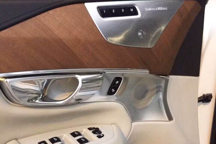 Ngoài những tiện nghi cao cấp, Volvo còn trang bị cho XC90 dàn âm thanh Premium Sound hi-end của hãng audio nổi tiếng Bowers &amp; Wilkins với 19 loa, đem tới trải nghiệm âm nhạc gần tương đương với khán phòng nhà hát để dành cho những người khó tính nhất.