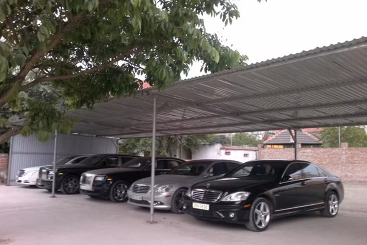 Nhắc đến dân chơi siêu xe Ninh Bình người ta không thể không nói tới đại gia Nguyễn Đức Thụy (bầu Thụy, Chủ tịch Tập đoàn Xuân Thành). Theo nhiều tin đồn, ông chính là chủ sở hữu của cặp đôi Maybach 62S này cùng nhiều xe sang khác như Roll-Royce, Range Rover, Mercedes-Benz...