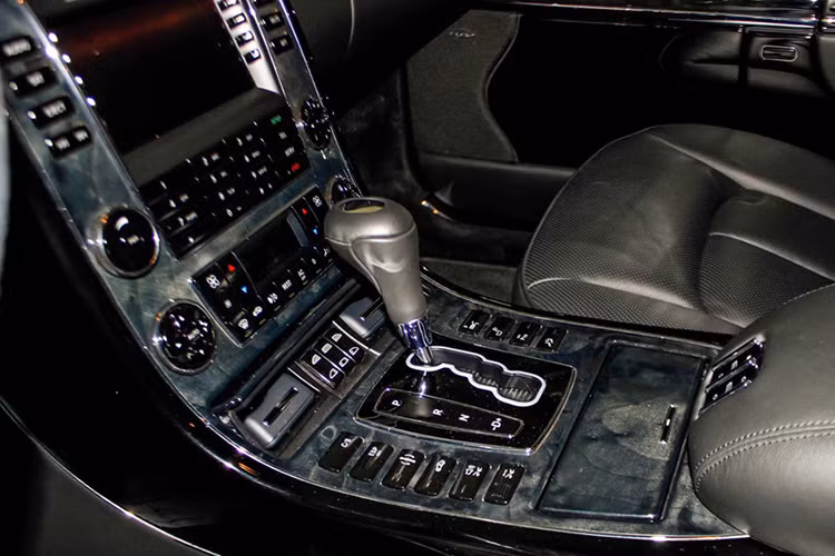 Những trang bị tiêu chuẩn trên Maybach 62S bao gồm ghế kiểu thương gia với chế độ massage và kê bắp chân. Đèn huỳnh quang trên trần, tủ cocktail, kết nối Bluetooth không dây, hệ thống dẫn đường NAV có thể ra lệnh bằng giọng nói… Hộp số tự động 5 cấp được xem là loại hộp số tiên tiến nhất ở thời điểm bấy giờ.