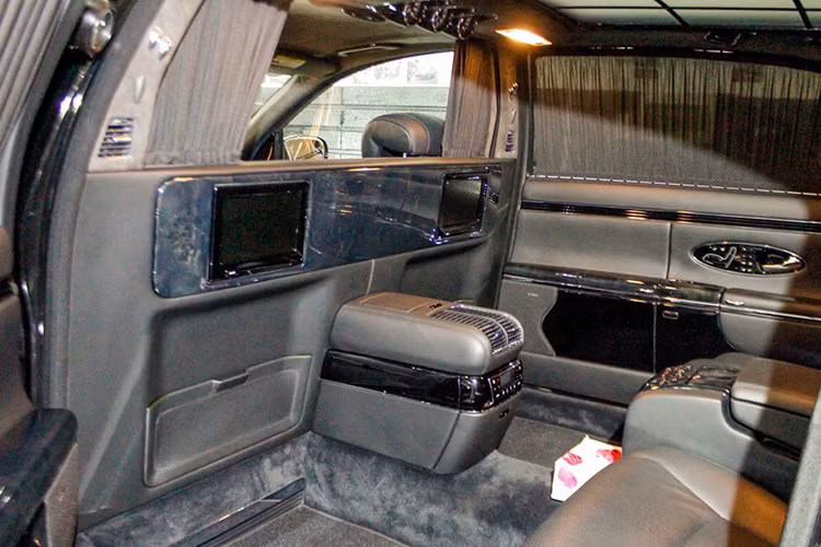  Ngoài sự khác nhau về màu sắc và đời, 2 chiếc Maybach 62S của đại gia Ninh Bình còn có những điểm khác nhau cơ bản như chiếc 62S với nội thất ốp đá, Màn hình LCD lớn ở hàng ghế sau cũng được trang bị thêm bên cạnh hai màn hình LCD so với phiên bản trước.