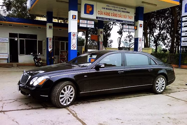 Theo giới thạo tin, riêng tại tỉnh Ninh Bình đã có đến 3 chiếc Maybach 62S, trong đó chiếc màu đen này về Việt Nam ngày 19/1/2013. Ngay khi đặt hàng, chủ nhân của chiếc siêu xe hạng sang và hiếm này được lựa chọn chất liệu nội thất, màu sắc và một số tiện nghi theo ý thích của mình.