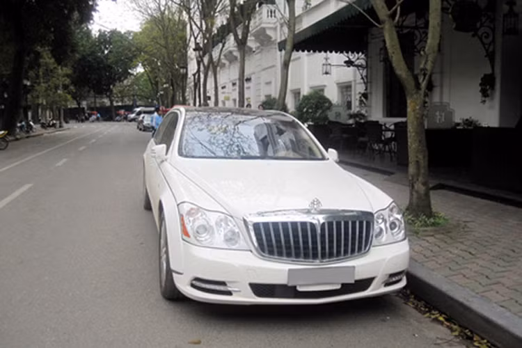 Bên cạnh chiếc màu đen, chiếc Maybach 62S màu trắng còn thuộc dạng hàng hiếm trên thế giới khi chỉ có đúng 4 chiếc được sản xuất vào năm 2009. Ngoài ra, ở phiên bản mới chiếc 62S màu trắng còn được tích hợp thêm dãy đèn LED chiếu sáng.