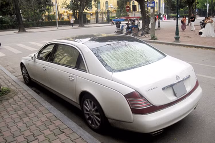 Theo lý giải của Maybach, chữ S trong tên xe không phải “sport” (thể thao) mà là "special" (đặc biệt). Nhìn từ bên ngoài, Maybach 62S khác phiên bản thường ở lưới tản nhiệt ít nan hơn. Maybach 62S trở thành hàng hiếm bởi thương hiệu này đã bị khai tử, thay vào đó là những chiếc Mercedes-Benz S-Class có giá rẻ hơn rất nhiều. 