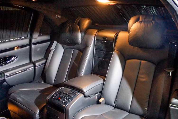 Chữ "S" trong cái tên đình đám 62S với ý nghĩa "Special", đây là phiên bản đặc biệt của Maybach 62 với điểm khác biệt là giữa hàng ghế trước và phía sau có xuất hiện một vách ngăn bằng kính, để đảm bảo sự riêng tư Maybach còn trang bị thêm một tấm rèm che.