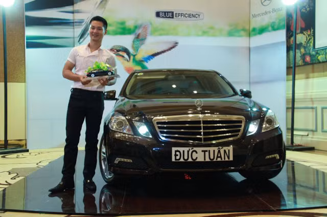 Đây không phải là chiếc xe hơi mang thương hiệu Mercedes-Benz đầu tiên mà nam ca sĩ từng đoạt giải nhất Tiếng hát Truyền hình thành phố Hồ Chí Minh năm 2000 sở hữu. Trước đó, vào năm 2010, ca sỹ Đức Tuấn cũng từng tậu một chiếc Mercedes-Benz E-Class.
