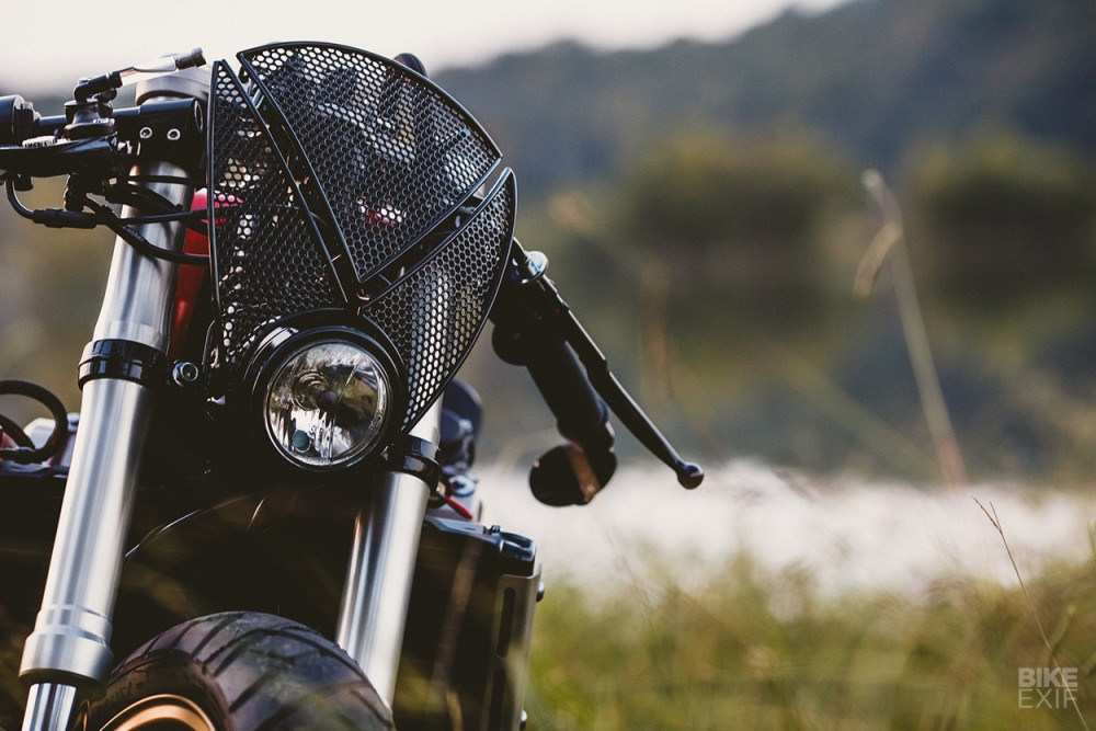 Đèn pha tròn cổ điển của xe nằm bên trên là bộ lưới bảo vệ được liên tưởng như nắp bảo vệ động cơ của những chiếc siêu xe Ferrari, chủ nhân muốn nhấn mạnh điều đó nên đã đưa ý tưởng thiết kế này lên đầu xe.