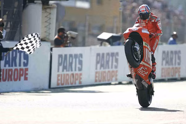 Roi Honda Repsol, Casey Stoner cap ben Ducati Corse-Hinh-2