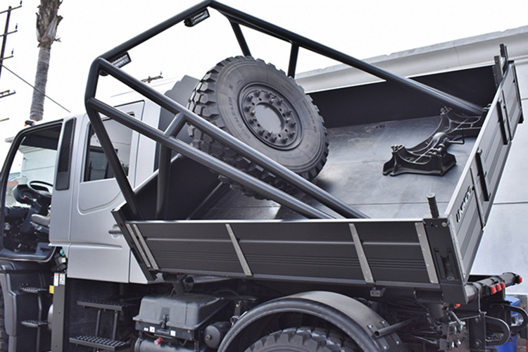 Dựa theo thông tin trên trang Apex One, chiếc Mercedes U500 đời 2004 này đang cư trú tại Massachusetts và trông vẫn rất ngon lành với màu sơn bạc Matte Mercedes Designo Platinum Metallic và mới chỉ có hơn 30.000 km trên đồng hồ.