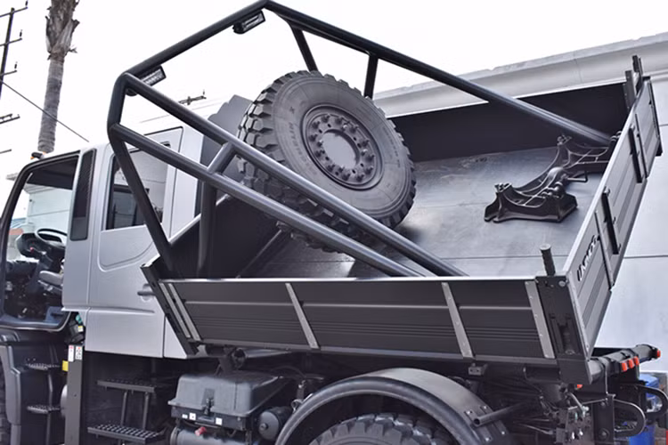 Dựa theo thông tin trên trang Apex One, chiếc Mercedes U500 đời 2004 này đang cư trú tại Massachusetts và trông vẫn rất ngon lành với màu sơn bạc Matte Mercedes Designo Platinum Metallic và mới chỉ có hơn 30.000 km trên đồng hồ.