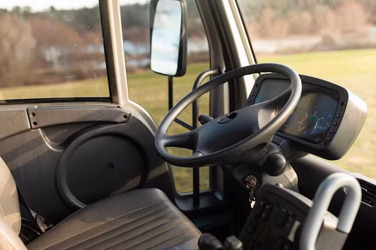 Theo thông tin rao bán chiếc xe này, thì đây là một chiếc Unimog mạnh mẽ như người ta mong đợi, và vẫn ở trong tình trạng tốt, không cần phải tiến hành phục chế hoặc sửa chữa gì cả.