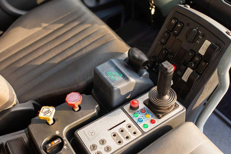 Xe có lắp đặt trục portal, hệ dẫn động 4 bánh toàn thời gian, các bộ khóa vi sai, động cơ tăng áp dầu OM906LA dung tích 6.4 lít sản sinh 949 Nm mô-men xoắn cực đại, và nhiều trang bị off-road tuyệt vời mà tạo nên danh tiếng của Unimog.