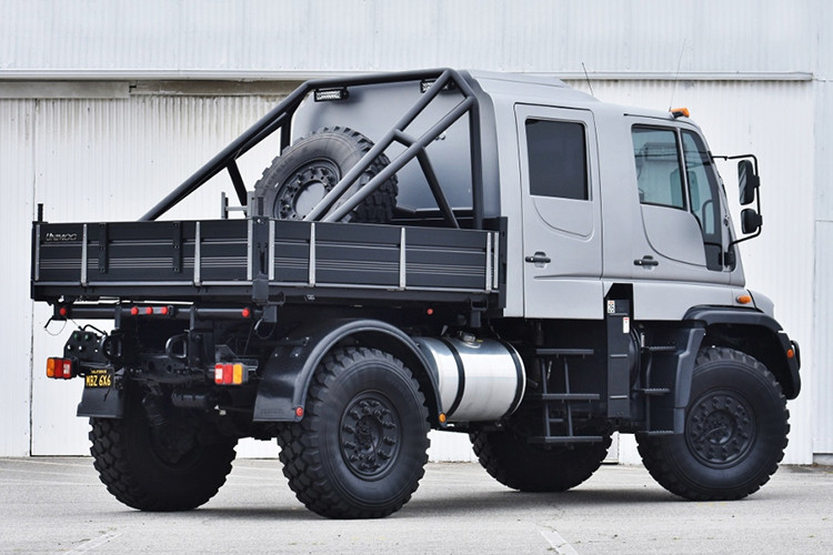 Ngoại trừ những chiếc Unimog nhập qua bởi các công ty tư nhân, 200 chiếc U500 chính là phiên bản hiện đại nhất của mẫu bán tải to khỏe đi mọi địa hình gốc Đức trên đường phố Mỹ. Giờ đây, một chiếc như thế đang được chào bán tới một khách hàng có hứng thú. 