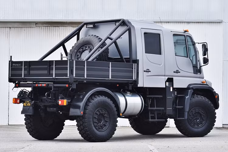 Ngoại trừ những chiếc Unimog nhập qua bởi các công ty tư nhân, 200 chiếc U500 chính là phiên bản hiện đại nhất của mẫu bán tải to khỏe đi mọi địa hình gốc Đức trên đường phố Mỹ. Giờ đây, một chiếc như thế đang được chào bán tới một khách hàng có hứng thú. 