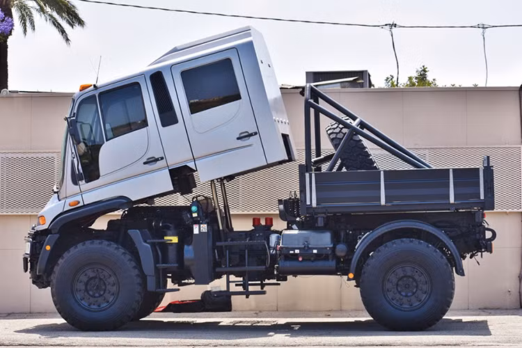 Tuy nhiên trong năm 2002, Daimler Chrysler đã mang 200 chiếc U500 vào Mỹ với một chiến dịch marketing hoành tráng. Chiến dịch đó kết thúc trong năm 2007, khiến những chiếc xe Mercedes Unimog U500 trở thành một “của hiếm” ở thị trường xe Bắc Mỹ.