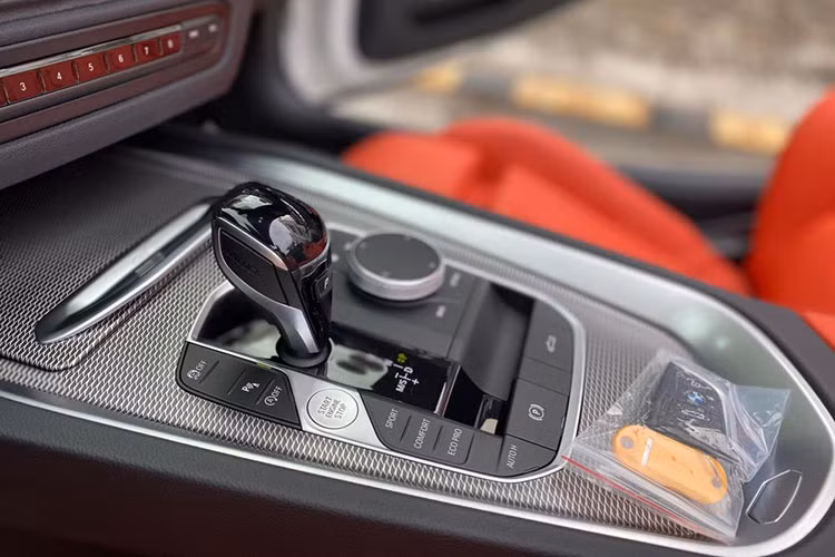 Đừng lo cho việc hạ mui sẽ ảnh hưởng khoang hành lý đang chất đầy đồ, hãng xe BMW đã thiết kế ra nơi chứa mui cho Z4 mà không làm ảnh hưởng đến khoang hành lý có thể tích 265 lít.