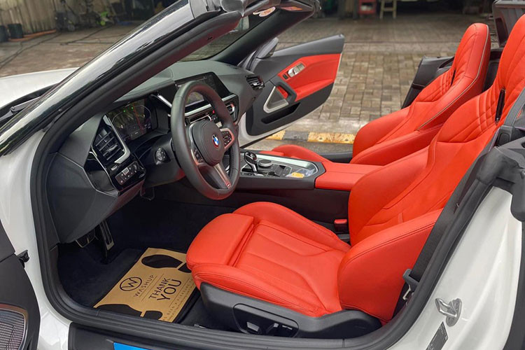 Mở mui mềm của xe BMW Z4 từng thuộc sở hữu Minh "Nhựa" sẽ thấy nội thất xe được bọc da đỏ cam cùng với đó là hàng loạt chi tiết nhựa và nhôm. Xe có trang bị màn hình đa thông tin dạng kỹ thuật số có kích thước 10,25 inch, hệ thống âm thanh 12 loa Harman Kardon.