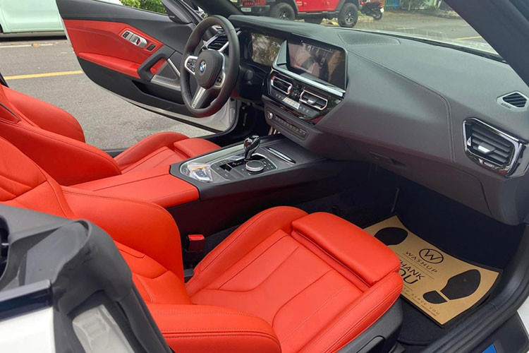 Nếu cảm thấy không khí quá nóng, người lái chỉ cần nhất nút, chiếc mui mềm chỉ mất thời gian hơn 10 giây để xếp mui lên và nếu đang lăn bánh trên đường phố hay di chuyển 1 con đường ven biển mà muốn mở mui thưởng thức cảnh đẹp, chiếc mui xếp mềm cũng chỉ tốn 10 giây để hạ mui nhưng tài xế cần chú ý tốc độ của xe dưới 50 km/h.