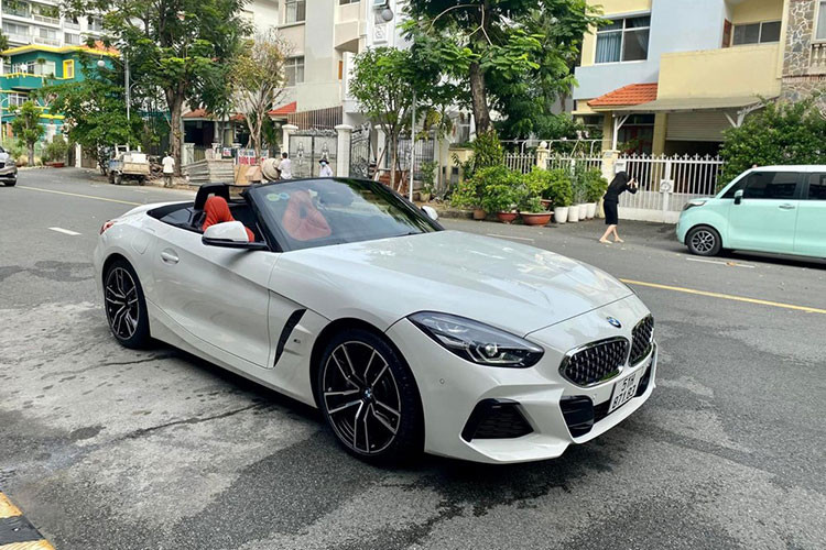 Động cơ này cho phép chiếc xe thể thao mui trần BMW Z4 sDrive30i Msport mới được Minh Nhựa bán lại có thời gian tăng tốc từ vị trí xuất phát lên 100 km/h chỉ trong 5,4 giây trước khi đạt tốc độ tối đa 250 km/h.