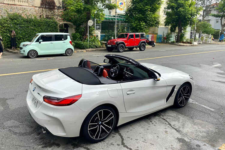 Chiếc xe thể thao mui trần BMW Z4 thế hệ thứ 6 được phân phối chính hãng chỉ có bản sDrive30i Msport nên xe được trang bị khối động cơ 2.0 lít, sản sinh công suất tối đa 255 mã lực và mô-men xoắn cực đại 400 Nm.