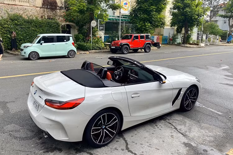Chiếc xe thể thao mui trần BMW Z4 thế hệ thứ 6 được phân phối chính hãng chỉ có bản sDrive30i Msport nên xe được trang bị khối động cơ 2.0 lít, sản sinh công suất tối đa 255 mã lực và mô-men xoắn cực đại 400 Nm.