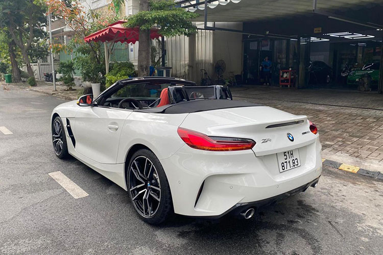 Được biết, chiếc xe thể thao mui trần BMW Z4 từng thuộc sở hữu của đại gia Minh Nhựa được rao bán lại với giá 3,35 tỷ đồng. Mức giá xe BMW Z4 này đã bao gồm tất cả các chi phí và người mua chỉ cần chồng đủ tiền là có ngay để chạy. Trong khi đó, dòng xe thể thao mui trần BMW Z4 có giá chính hãng 3,41 tỷ đồng, mức giá này chưa bao gồm tùy chọn đi kèm, chi phí lăn bánh và cả bảo hiểm xe.
