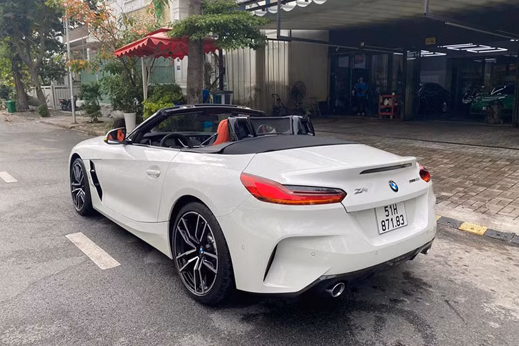 Được biết, chiếc xe thể thao mui trần BMW Z4 từng thuộc sở hữu của đại gia Minh Nhựa được rao bán lại với giá 3,35 tỷ đồng. Mức giá xe BMW Z4 này đã bao gồm tất cả các chi phí và người mua chỉ cần chồng đủ tiền là có ngay để chạy. Trong khi đó, dòng xe thể thao mui trần BMW Z4 có giá chính hãng 3,41 tỷ đồng, mức giá này chưa bao gồm tùy chọn đi kèm, chi phí lăn bánh và cả bảo hiểm xe.