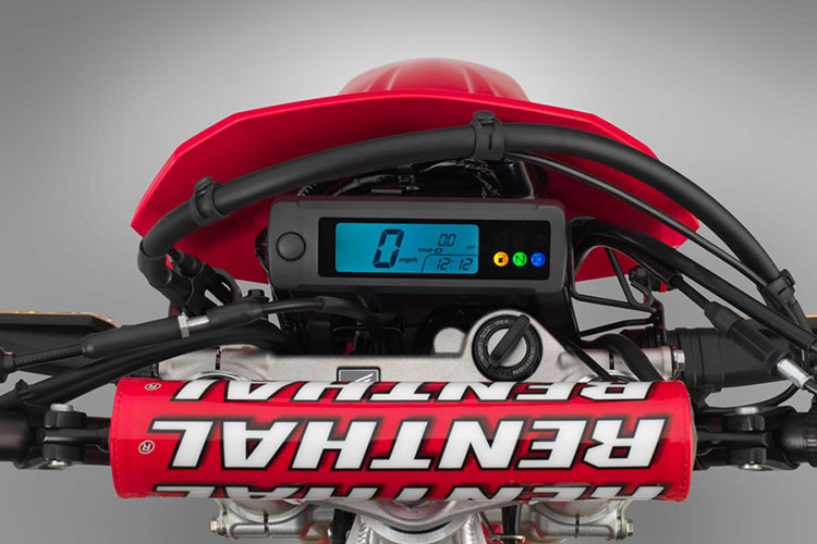 Bảng đồng hồ của CRF450L có thiết kế cực kỳ tối giản với kích thước nhỏ gọn, chỉ báo các thông số quan trọng nhất hoàn toàn qua một màn hình LCD đơn sắc. Xe vẫn sử dụng chìa khoá điện truyền thống, các nút bấm thiết kế đơn giản không co gì thay đổi so với mẫu CRF250L.