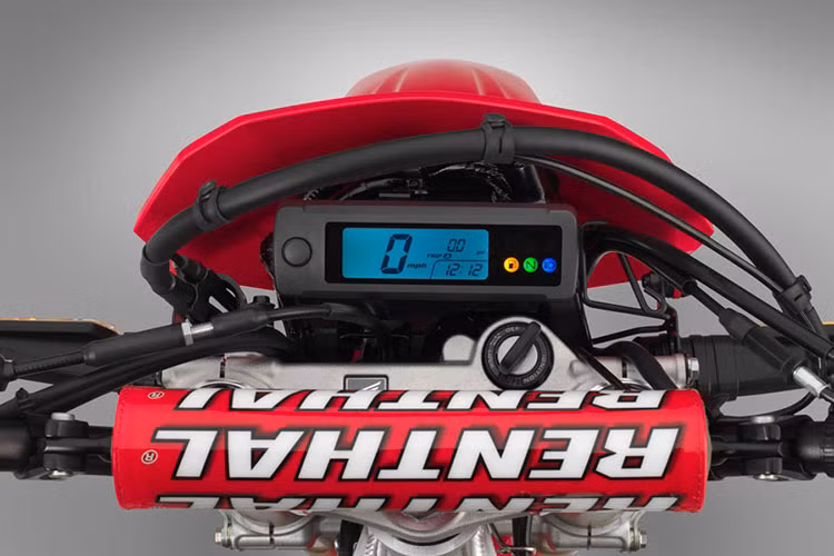 Bảng đồng hồ của CRF450L có thiết kế cực kỳ tối giản với kích thước nhỏ gọn, chỉ báo các thông số quan trọng nhất hoàn toàn qua một màn hình LCD đơn sắc. Xe vẫn sử dụng chìa khoá điện truyền thống, các nút bấm thiết kế đơn giản không co gì thay đổi so với mẫu CRF250L.