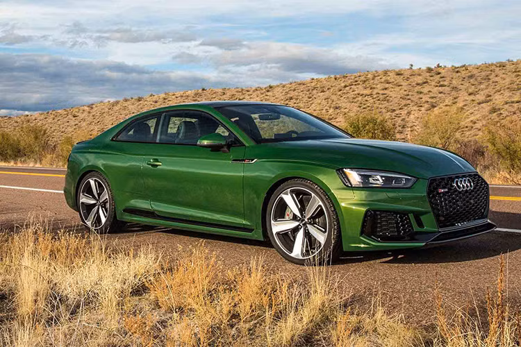 So với một phiên bản thể thao thấp hơn là S5, rất dễ dàng để phân biệt coupe thể thao RS5 với các phiên bản A5 thường do chiếc xe được trang bị cản trước "hầm hố" với các khe hút gió cực lớn. Cụm đèn pha LED ma trận tùy chọn của chiếc xe cũng có chóa màu đen "ngầu" hơn, trong khi các vòm bánh được nới rộng hơn so với A5. 